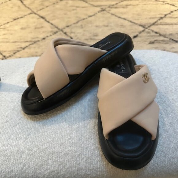 Chanel Interlocking CC Logo Slide - Picture 7 of 15